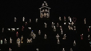 FOTO: Seni Instalasi di Atas Bukit Sambut Natal 2020
