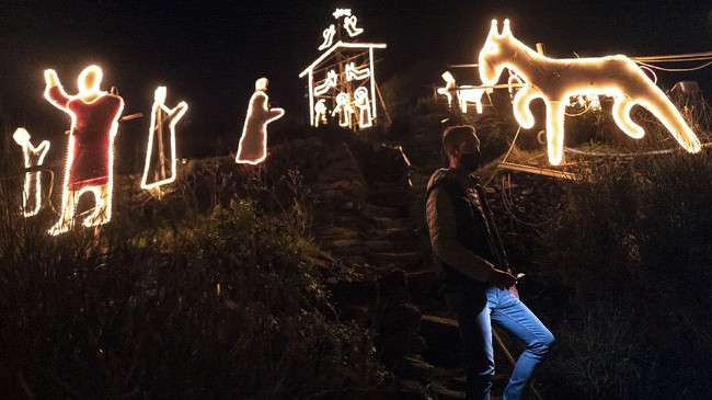 FOTO: Seni Instalasi di Atas Bukit Sambut Natal 2020