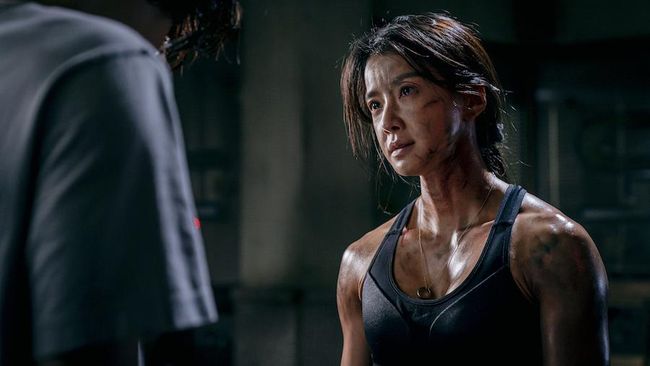 Berbeda dengan versi webtun, serial Sweet Home menghadirkan Seo Yi-kyung, karakter perempuan yang diperankan aktris sekaligus petinju amatir, Lee Si-young.