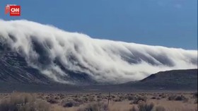 VIDEO: Menakjubkan, Kabut Tebal mirip Ombak Selimuti Gunung