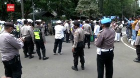 VIDEO: Polisi Hadang Massa FPI Menuju Jakarta