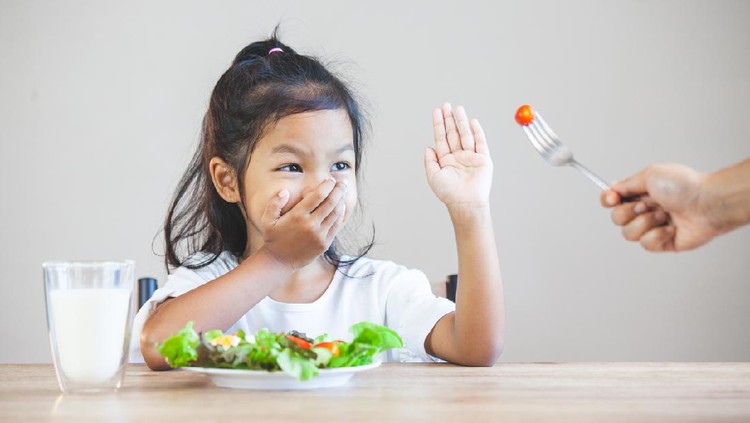 Asian child does not like to eat vegetables and refuse to eat healthy vegetables