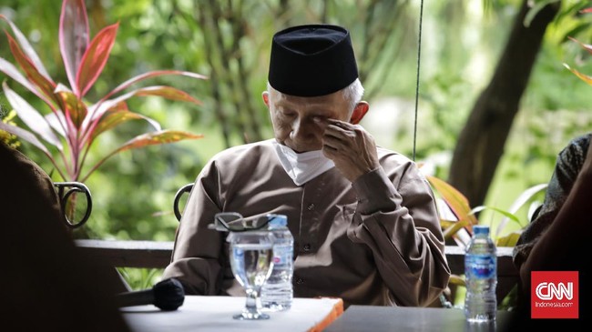 Mahfud MD dan Amien Rais beradu argumentasi soal insiden penembakan enam laskar FPI di Jalan Tol Jakarta-Cikampek KM 50 di media sosial.