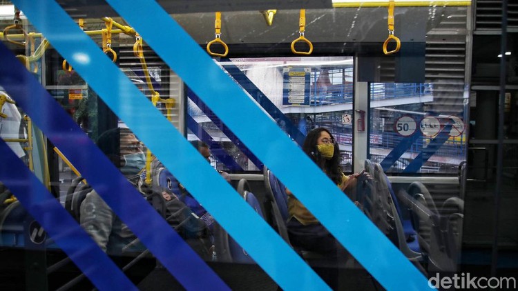 Besok, TransJakarta Beroperasi Sampai Pukul 20.00 WIB Pemprov DKI Jakarta membatasi jam operasional TransJakarta dan MRT hanya sampai pukul 20.00 WIB selama periode libur Natal dan tahun baru. Kebijakan ini akan berlaku mulai 18 Desember 2020 hingga 8 Januari 2021.