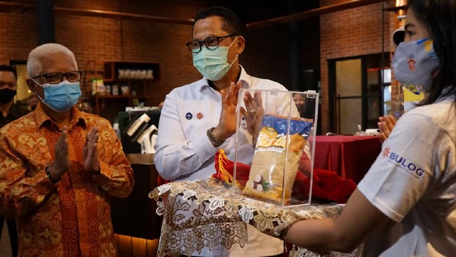Perum BULOG meluncurkan produk barunya berupa Beras Singkong dengan merek BESITA atau singkatan dari Beras Singkong Petani.
