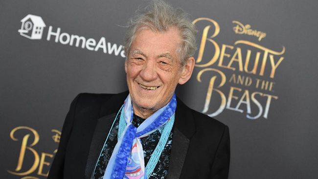 Bintang film Lord of The Rings, Sir Ian McKellen, menjadi salah satu aktor yang mendapat suntik vaksin Covid-19 dari Pfizer pada Rabu (16/12).