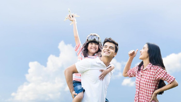 ibu dan anak Father carry boy wearing captain hat on back, playing airplane toy in sky together with mother. Young child want to be pilot in future when he growing up. Family supports son dream job or occupation.