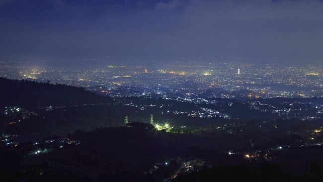 Ada banyak tempat romantis di Bandung, salah satu tempat-tempat di ketinggian dengan pemandangan bintang dan lampu kota.