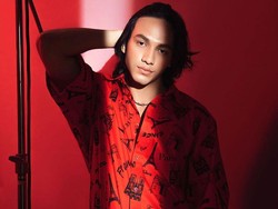 Jefri Nichol Kembali Tampil Feminin Pakai Rok, Netizen: The Next Harry Styles