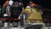 FOTO: Chang'e 5 China Berisi Batu 2 Kg Bulan Mendarat di Bumi Kapsul ruang angkasa China, Chang'e-5 dari Bulan sukses mendarat di Bumi pada Kamis (17/12). Kapsul ini membawa bebatuan seberat 2 kg yang diambil dari Bulan.