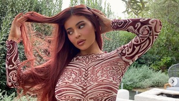 img-title Minta Sumbangan untuk Operasi Penata Rias, Kylie Jenner Dihujat