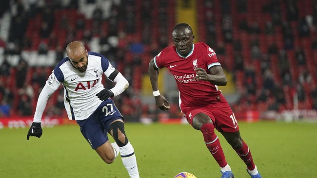 Liverpool memperpanjang rekor tak terkalahkan di kandang usai menekuk Tottenham Hotspur 2-1 di pekan ke-13 Liga Inggris.