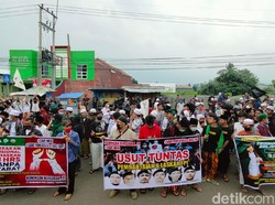 Massa Kembali Geruduk Polres Kuningan Desak Habib Rizieq Dibebaskan
