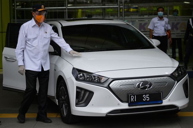 Pemerintah Akan Beli 500 Ribu Kendaraan Listrik Hingga 2030<script async src=