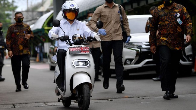 Kemenhub menyiapkan peta jalan guna mendukung percepatan program Kendaraan Bermotor Listrik Berbasis Baterai (KBLBB) untuk transportasi jalan di Indonesia.