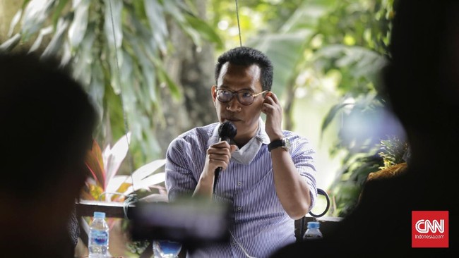 Ahli hukum tata negara, Refly Harun turut dilaporkan oleh Relawan Indonesia Bersatu terkait dugaan menghina Presiden Jokowi.