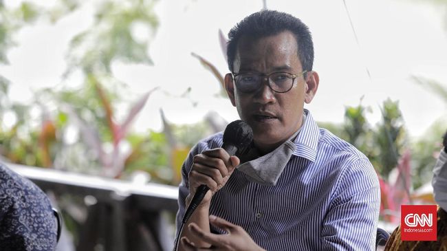 Menurut Refly, Jokowi harus mengultimatum Moeldoko apakah ingin tetap menjadi pembantu presiden atau melanjutkan usaha 'mengudeta' AHY di Demokrat.