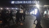 FOTO: Simulasi Polisi Sergap Teroris di MRT Lebak Bulus Pasukan polisi gabungan melakukan simulasi penanganan aksi terorisme di Stasiun MRT Lebak Bulus, Jakarta Selatan, Rabu (16/12).