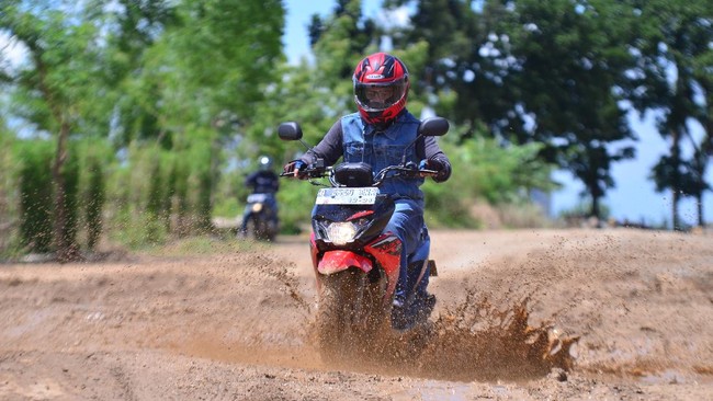 Suzuki menjual Nex Crossover Rp17,9 juta, lebih mahal sekitar Rp800 ribu dari Beat Street, namun lebih murah Rp700 ribu dari X-Ride.