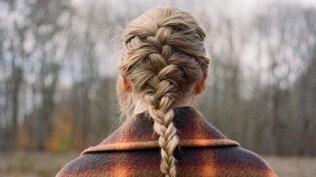Review album evermore Taylor Swift menyebut album ini adalah buah eksplorasi ia dan Aaron Dessner dalam musik alternatif dengan lirik metaforis yang dalam.