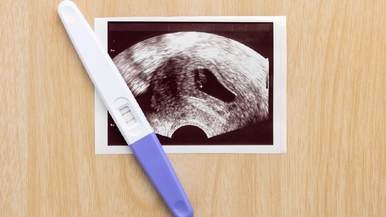 Tes Kehamilan Cropped shot of a young woman taking a pregnancy test