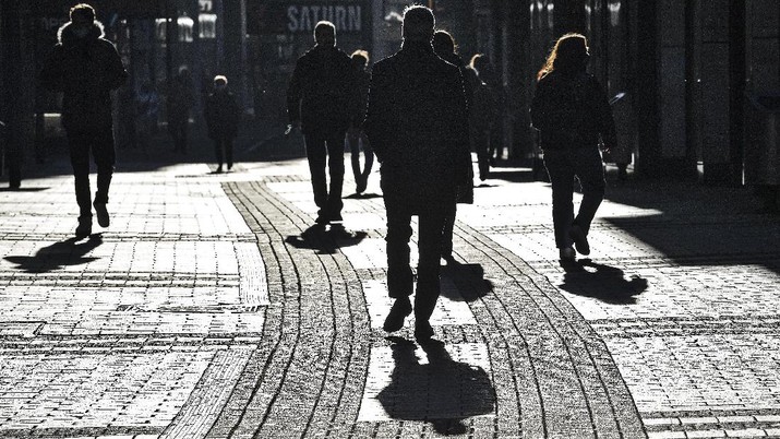 Virus Outbreak Germany People walk the main shopping street in Cologne Germany, Wednesday, Dec. 16, 2020. Germany has entered a harder lockdown, closing shops and schools in an effort to bring down stubbornly high new cases of the coronavirus. (AP Photo/Martin Meissner)
