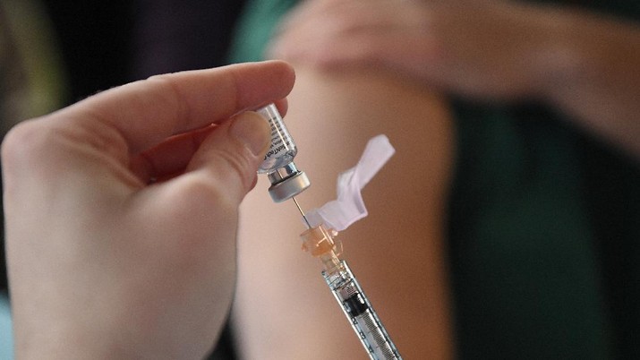 Virus Outbreak Vaccine Connecticut System Pharmacy Clinical Manager at Hartford HealthCare Colleen Teevan prepares the Pfizer-BioNTech vaccine for COVID-19 to give to a front line worker outside of Hartford Hospital, Monday, Dec. 14, 2020, in Hartford, Conn. (AP Photo/Jessica Hill)