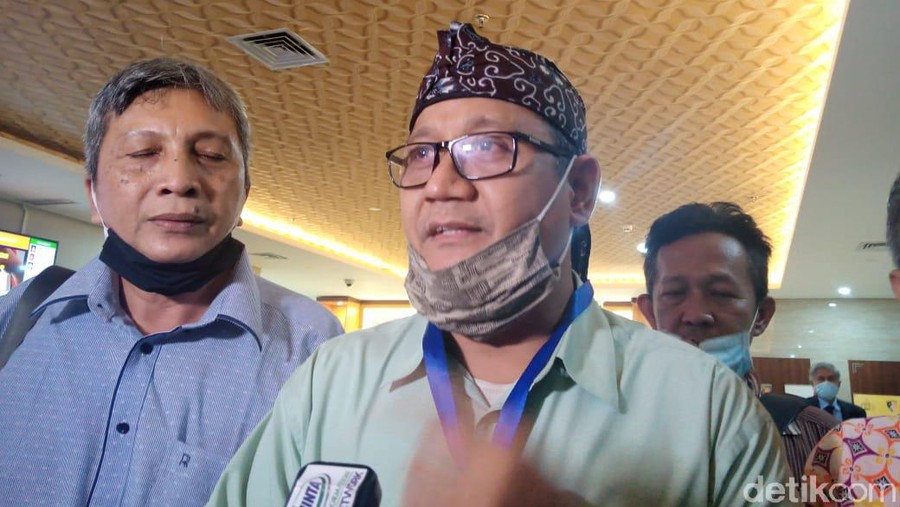 Wartawan Edy Mulyadi usai diperiksa di Bareskrim Polri.