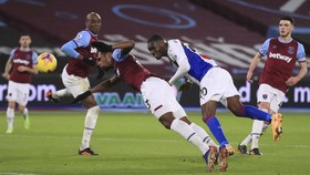 Benteke Cetak Gol, Kartu Merah, Absen Lawan Liverpool