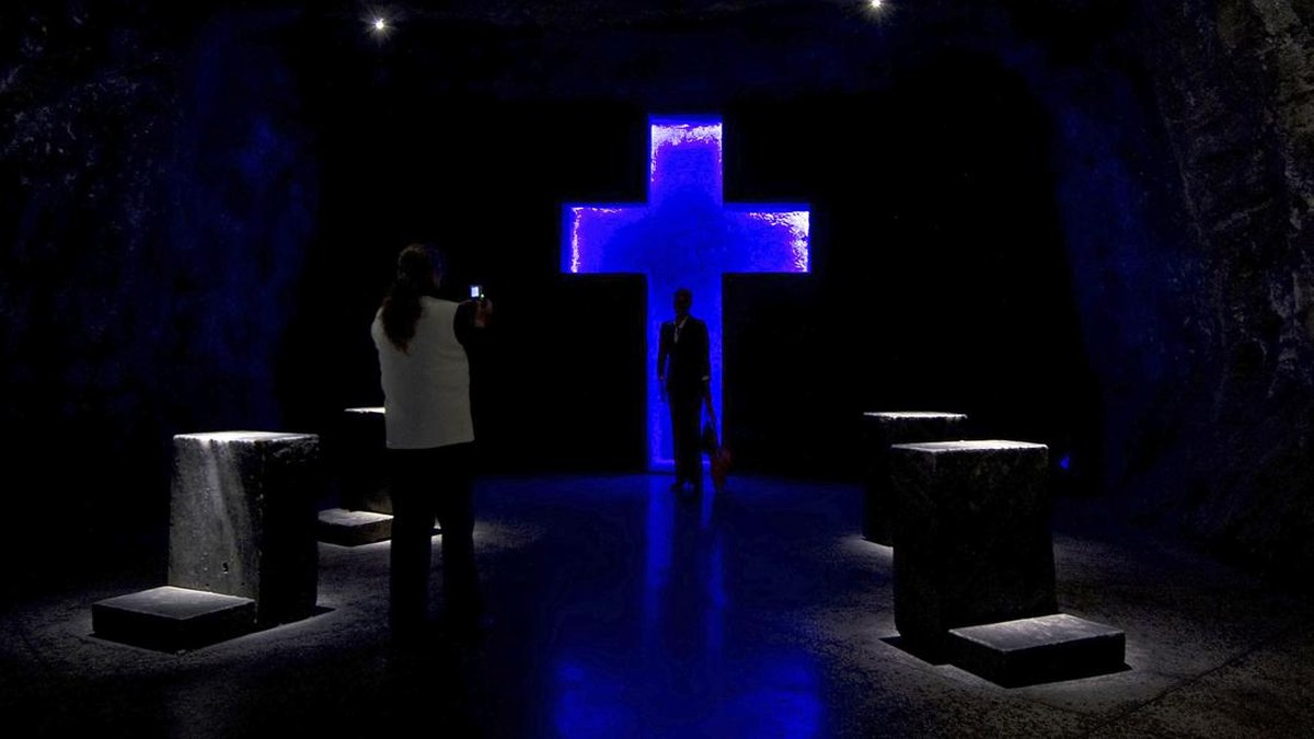 FOTO: Mengadu kepada Tuhan di Katedral Garam