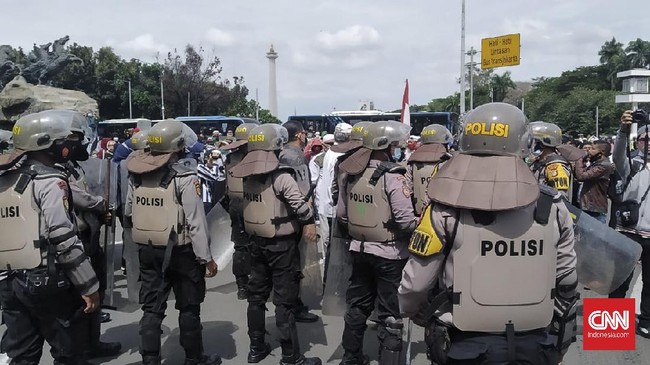 KontraS menyebut pandemi virus corona menjadi salah satu alasan aparat kepolisian melegalkan tindakan kekerasan kepada masyarakat.