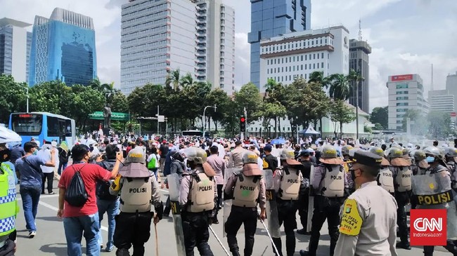 Polisi membubarkan massa yang hendak melakukan aksi 1812 di kawasan Patung Kuda Arjuna Wiwaha. Polisi tak memberikan izin atas aksi itu