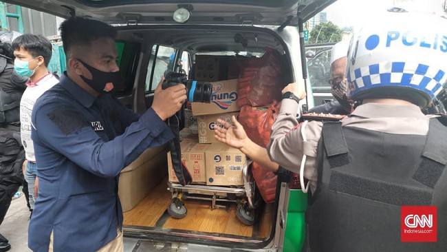 Satu unit mobil kedapatan membawa logistik berupa makanan saat polisi membubarkan massar Aksi 1812 di sekitar Tanah Abang, Jakarta.