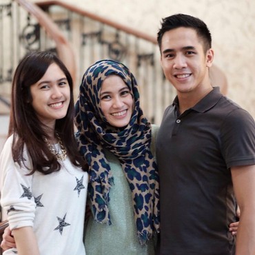 Sebelum Pindah Agama, Kakak Alyssa Soebandono Masih Sempat Salat