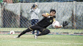 Warkop Pembuka Jalan Andhika Ramadhani Jaga Gawang Persebaya