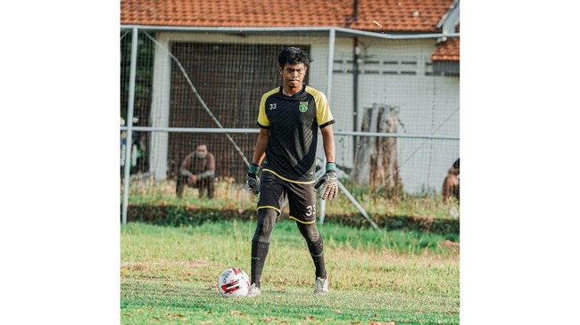 Andhika Ramadhani lebih dahulu melalui jalan panjang yang tidak mudah sebelum menjadi kiper muda Persebaya Surabaya.