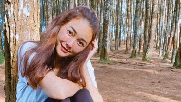 img-title Gugat Cerai Suami, Aura Kasih Tulis Doa dan Pasrah kepada Allah SWT