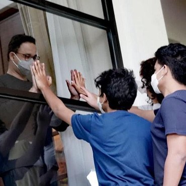 Dijenguk Keluarga, Anies Baswedan Luapkan Rindu dari Balik Jendela
