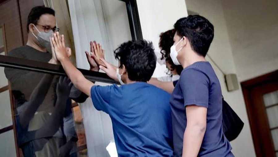 Dijenguk Keluarga, Anie Baswedan Luapkan Rindu dari Balik Jendela