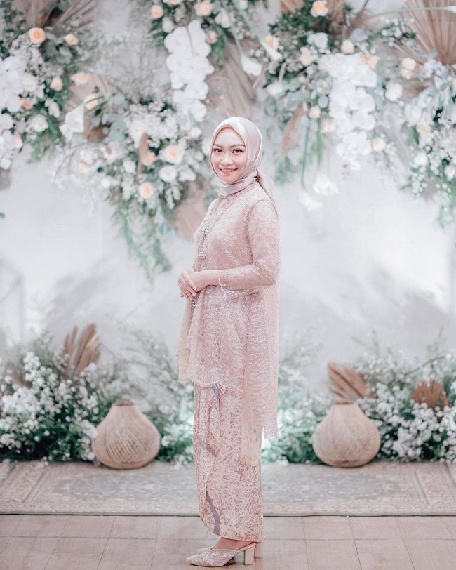7 Inspirasi Model Kebaya dan Tunik Warna Dusty Pink untuk Tunangan