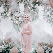 7 Inspirasi Model Kebaya dan Tunik Warna Dusty Pink untuk Tunangan