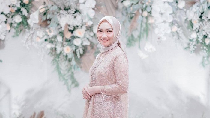 7 Inspirasi Model Kebaya dan Tunik Warna Dusty Pink untuk Tunangan 7 Inspirasi Model Kebaya dan Tunik Warna Dusty Pink untuk Tunangan