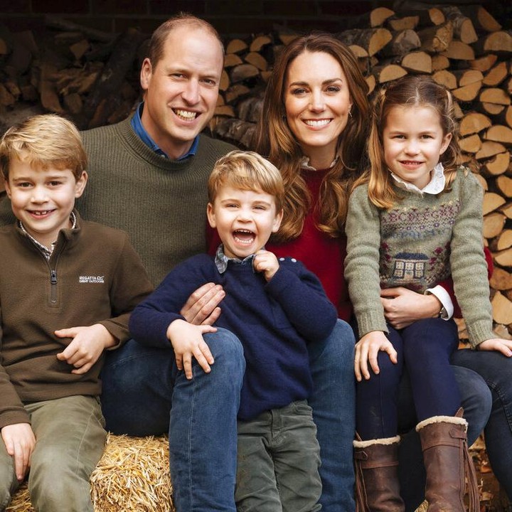 <p>Pada 2020, keluarga Pangeran William membagikan kartu Natal keluarga dengan nuansa yang sangat hangat. Wajah Pangeran Louis tampak sangat ceria, ya? (Foto: Matt Porteous/The Duke and Duchess of Cambridge/Kensington Palace via AP)</p>