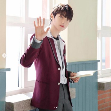 7 Foto Hwang In Yeop, Birthday Boy yang Makin Tua Makin Bikin Oleng