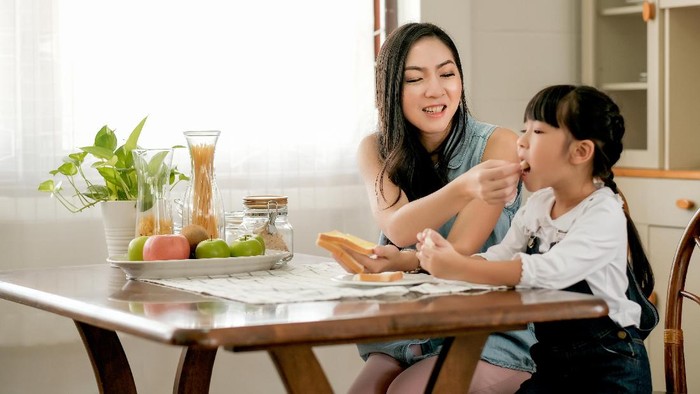 Ilustrasi kedekatan anak dan ibu tirinya