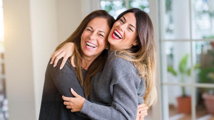 Coba Lebih Terbuka, Ini 5 Cara Tepat Bicarakan Masalah Mental pada Orang Tua