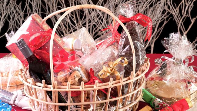 Hari Natal sudah tinggal hitungan hari. Meski pandemi Covid-19 masih melanda, Anda tetap dapat memberikan hampers kepada orang tersayang. Ini rekomendasinya.