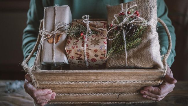 Meski tak bisa berdekat-dekat di momen Natal dan tahun baru, Anda bisa memberikan hampers pada yang terkasih. Berikut rekomendasi hampers Natal dan tahun baru.