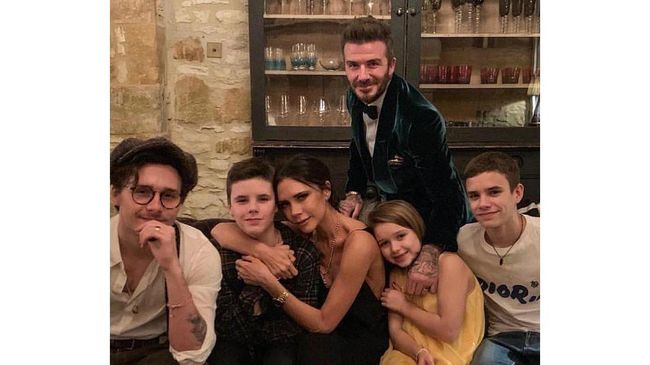 Lebih dari dua dekade pernikahan, pasangan David dan Victoria Beckham dikaruniai empat orang anak. Apa rahasia parenting mereka?