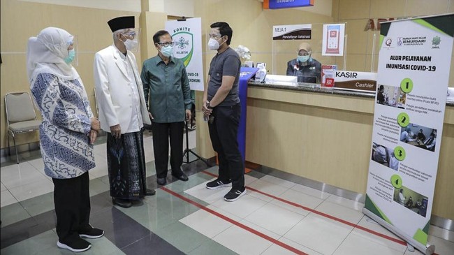 Dalam simulasi vaksinasi yang dihadiri Ketum MUI Pusat, Gubernur Jatim menyatakan vaksin Covid-19 halal.